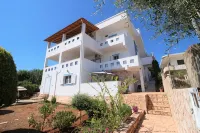 Gregory's Apartments - غرفة مطلة على الجبل
