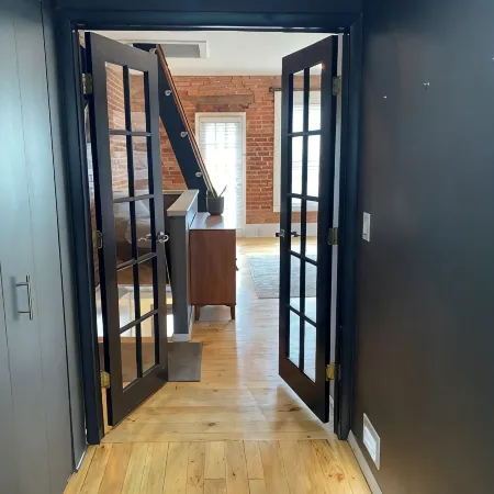 Swanky 1-bedroom loft apartment, located directly on Market street Отели в г. Корнинг