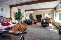 Amazing Views, Private, Spacious, Waterfront with Fire Table, Luxury Furniture.