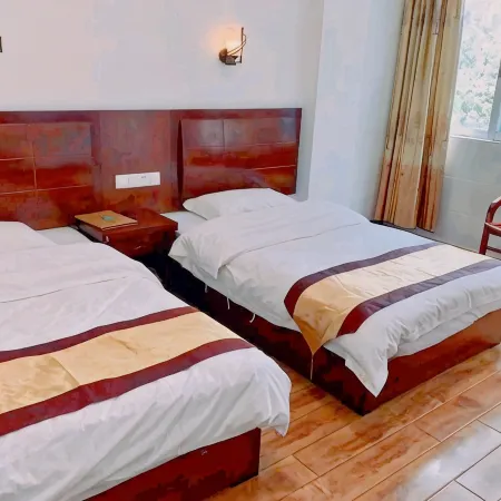 Longling Jinlong Hotel