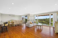 River View Oasis: Spacious 3-Bed House with Pool - บังกะโล