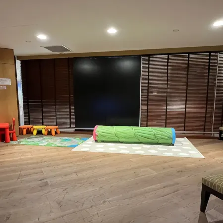 AMBASSADOR TRANSIT LOUNGE - T2, SINGAPORE CHANGI AIRPORT (AIRSIDE) Отели рядом с достопримечательностью «Станция MRT Tampines »