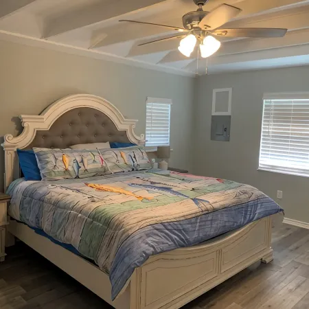 The Trusty Trout - 5 bedroom house w/ lighted pier on Caney Creek in Sargent, TX