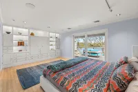 Majestic lakefront 3-bedroom with pool, hot tub, water sports and birdwatching
