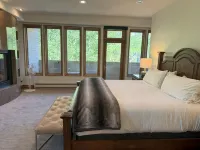 New Renovation 4 Bed - Walk to Gondola - Mountain Views - Ski Locker Included - chambre d’hôtes