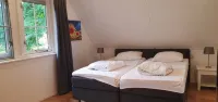 Vrijstaande Rietgedekte 4-persoons Vakantie Villa met Grote Prive Tuin Hotels in 