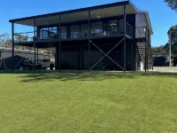 Large home on the water with boat ramp and jetty Hotels in Mannum