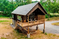 Brand new River Cabin ready for floating swimming or fishing . Close to Skiing!!