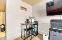 CAL KING BED, FREE PARKING PASS FOR 1 CAR, BY DOWNTOWN & CLINIC - Condos