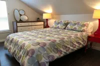 Walking distance to downtown Elk Rapids, Elk Lake and dining