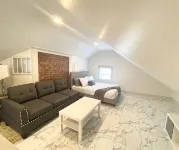 Hidden Gem in plain sight! Adorable 3 Bdrm Duplex near Hospitals & Universities.