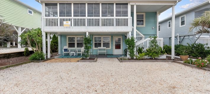 Duplex on the island of Sunset Beach!  Perfect for multifamily! 선셋비치 호텔