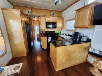 Rebel's Rest - A Romantic Getaway HouseboatNew Water Filtration System - Wifi