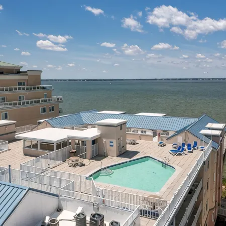 Beach-Chic Condo, Walk to Ocean, Rooftop Pool, Elevator & Fast Wi-Fi