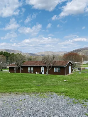 Charming 2 bedroom home in the heart of elk country.