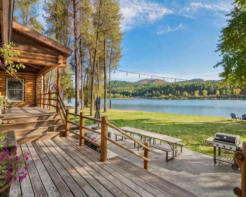 From Sunrise to Sunset - Peaceful Waterfront Escape 7 acres, 300+ ft. beachfront ポンダレイのホテル