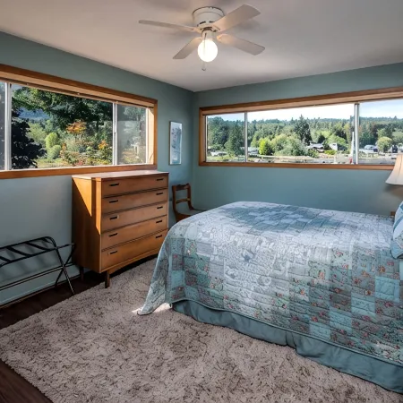 Lakefront Paradise: Private Beach, Water Sports, Stunning Sunsets, Sleeps 8