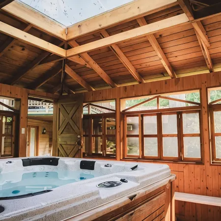 Glacier Creek Chalet- A spacious mountain retreat. Family and pet friendly.