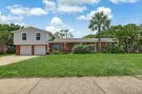 BIG Backyard w/Terrace-Dining-Games-Firepit // 6min2Beach - Holiday bungalows