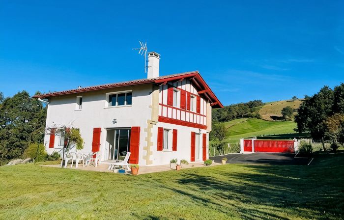 Traditional house on 1500 m2 between Ocean and Mountains (classified village)