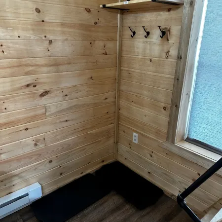 Charming cabin in delightful Montague with WiFi, AC, and parking