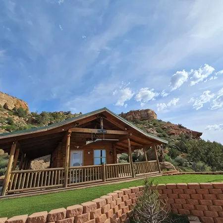 The Peacemaker Cabin: Cozy cabin in enjoyable Apple Valley with AC