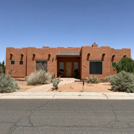 Spacious Home with private pickleball court, close to all Lake Powell activities