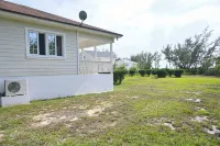 Seabreeze Cottage  - Steps to own private beach. - Wi-Fi