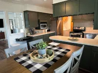 Nice 3 Bedroom, 1.5 bathroom Chickasaw House - Homestays