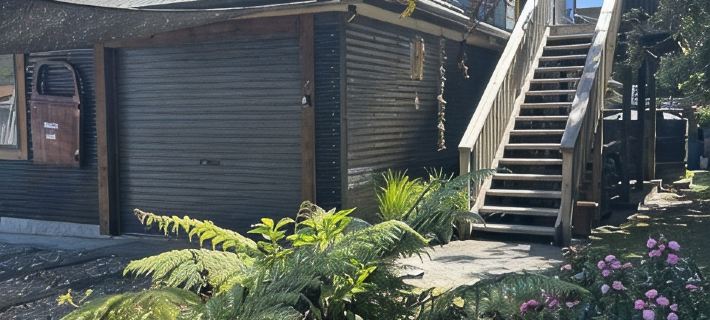 Cosy, comfortable Loft with free wi-fi set in a great location of the West Coast Hotels in Greymouth