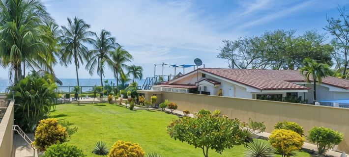 Beachfront Villa Elysian Sol Suite Sleeps 3 Hotels in Potrero