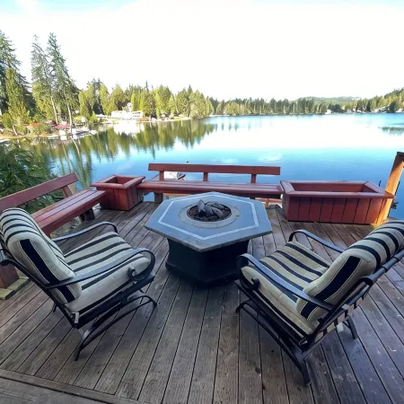 Cozy Lakeside Cottage 1.5 hours from Seattle