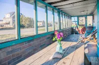 Renovated & Clean 'Original' OBX Bungalow, Direct Beach & Pier Access + EZ Cart - Homestays