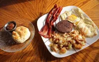 Affordable Cozy Cedar Cabin Overlooking the River - petit déjeuner