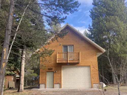 Quiet and clean cabin near Yellowstone National Park