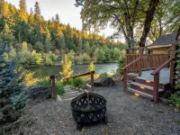 Romantic & private cabin on Rogue River, 1 hr from Crater Lake Hotels in Trail