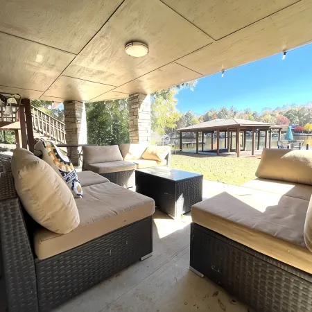Cozy Lake Front Home with Private Boat Launch/Dock