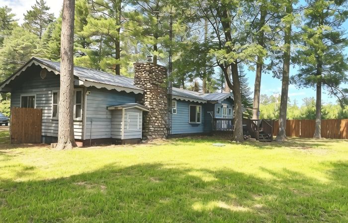 Cozy 3 b/r home w/ quick access to snowmobile trails in the beautiful Northwoods
