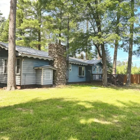 Cozy 3 b/r home w/ quick access to snowmobile trails in the beautiful Northwoods