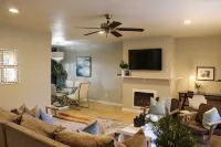 Lovely 2-Bedroom Rental Unit With Indoor Fireplace - ห้องครัว