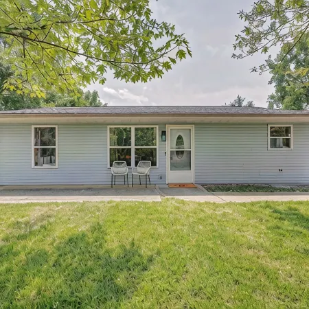 Spacious 3Bd Home~10Min IU Baseball~2 K Beds~Huge Kitchen~Fire Pit+Ping Pong