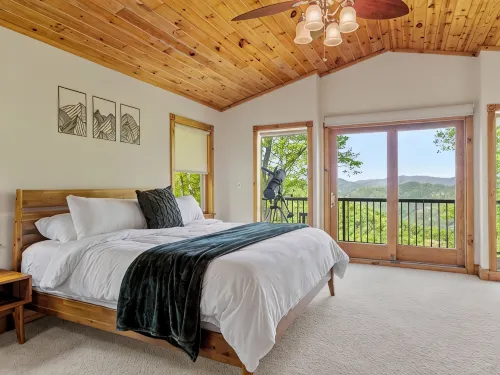 Moonshine Mtn Lodge ~ Stunning Mtn Views+Hot Tub+Gas Fire Table ~ Grill & WiFi! - 2-Star