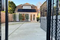 Private, remodeled cottage with modern amenities in desirable Crocker Highlands - 3-Star