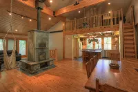 Canyon Lodge- - 8 Acres - Sleeps 10 - Homestays