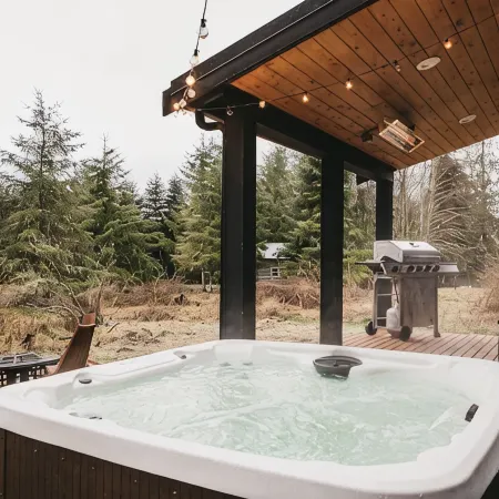 Mt Rainier Retreat-Views, Hot tub, EV, Heated deck