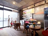 Jeonju Deokjindong Hotel Wannabe Отели рядом с достопримечательностью «Парк Токчин»