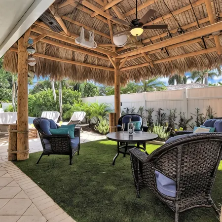 Large 4/3House - 7MIN WALK 2 BEACH!-Tiki, Heated Pool & Bikes Included