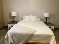 The White House…a lovely family friendly 4-bedroom house with WiFi in Kalkaska - 3-Star