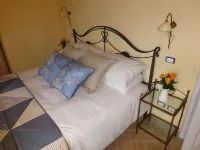 Luxury with Stunning Views in Rebuilt Ancient Hamlet Near San Gimignano - 3-Star
