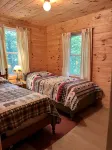 Knotty pine log cabin - boating, fishing, ATV trails and hiking! - Wifi